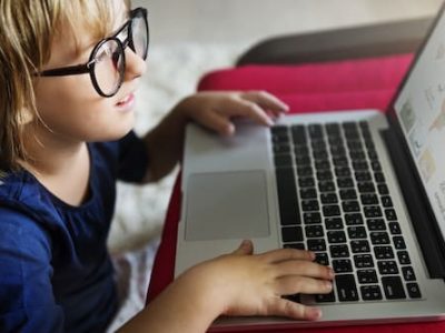 kid-surfing-computer-internet-lifestyle-concept-PBPA8WH